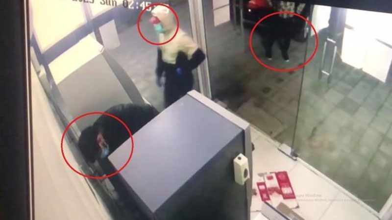 'Samarqandda ichida 323 mln so`m bo`lgan bankomatni 3 nafar shaxs o`marmoqchi bo`ldi (video)'ning rasmi