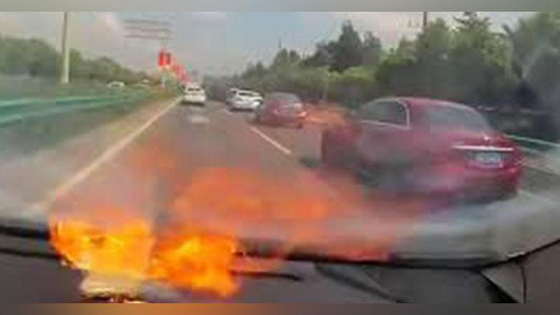 '40 darajali issiqda ayfon portlab ketdi (Video)'ning rasmi