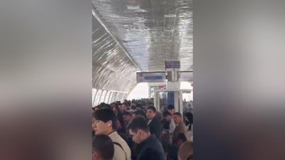Изрображение 'Огромная толпа собралась на станции метро "Чинор" из-за задержки поезда в час пик (видео)'