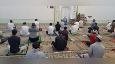 '5 sentyabrdan boshlab juma namozlarini masjidlarda o`qishga, shanba va yakshanba esa jamoat tadbirlarisha ruxsat berildi'ning rasmi