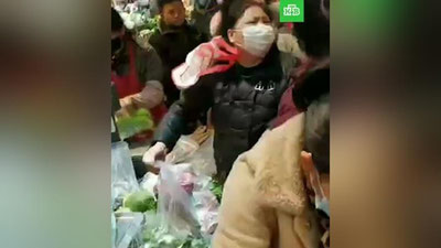 Изрображение 'Видео: китайцы в панике скупают все необходимое в магазинах'