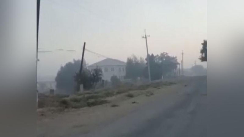 Изрображение 'Жители Туркестанской области Казахстана страдают от горящей в Узбекистане свалки (видео)'