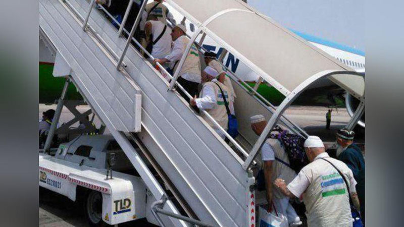 'O`zbekistonlik ziyoratchilarning dastlabki guruhi umra ziyoratiga jo`nab ketdi 'ning rasmi