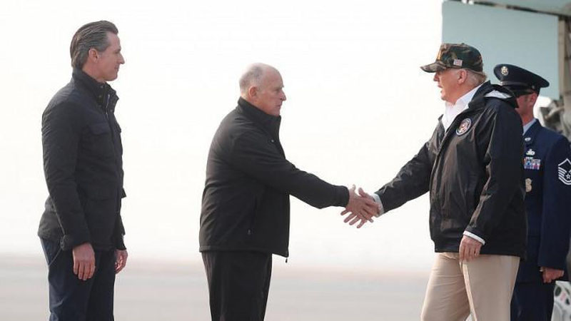 'Tramp Kaliforniya aholisiga hamdardlik bildirdi 'ning rasmi