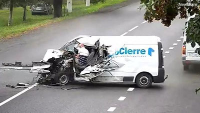 'Uxlab qolgan haydovchi YTHda omon qoldi (Video)'ning rasmi