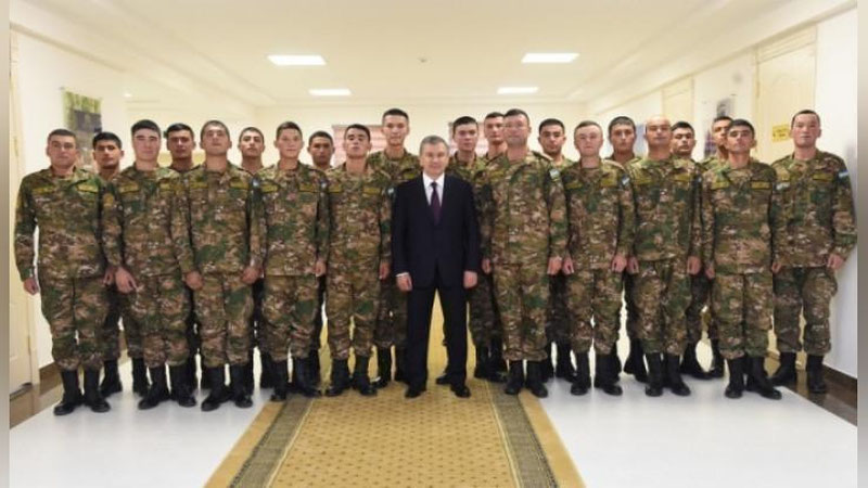 Изрображение 'ПРЕЗИДЕНТ УЗБЕКИСТАНА ПОБЫВАЛ В НУКУССКОМ ГАРНИЗОНЕ'