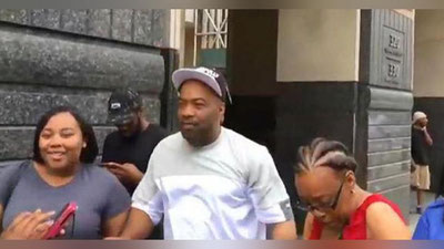 '​АҚШДА НОТЎҒРИ АЙБЛОВ ТУФАЙЛИ 21 ЙИЛ ҚАМОҚДА ЎТИРГАН ОДАМ ОЗОДЛИККА ЧИҚДИ'ning rasmi