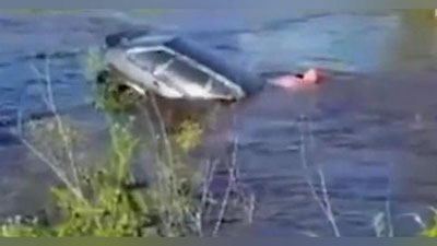 'Mashina tufayli cho`kib ketishiga bir bahya qoldi (Video)'ning rasmi