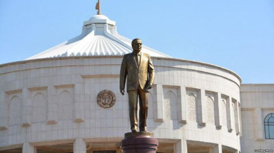 'QIRG`IZISTON PREZIDENTI ISLOM KARIMOV HAYKALI POYIGA GUL QO`YDI'ning rasmi