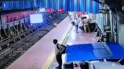 'Hindistonda polisiyachi qulog`i og`ir kishini o`limdan qutqarib qoldi (Video) 'ning rasmi