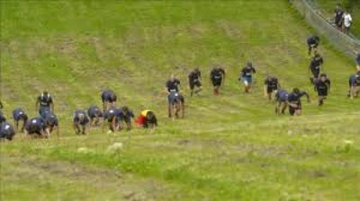 'Germaniyada sportchilar va ko`ngillilar o`rtasida tepalikka ko`tarilish bo`yicha musoboqa bo`lib o`tdi'ning rasmi