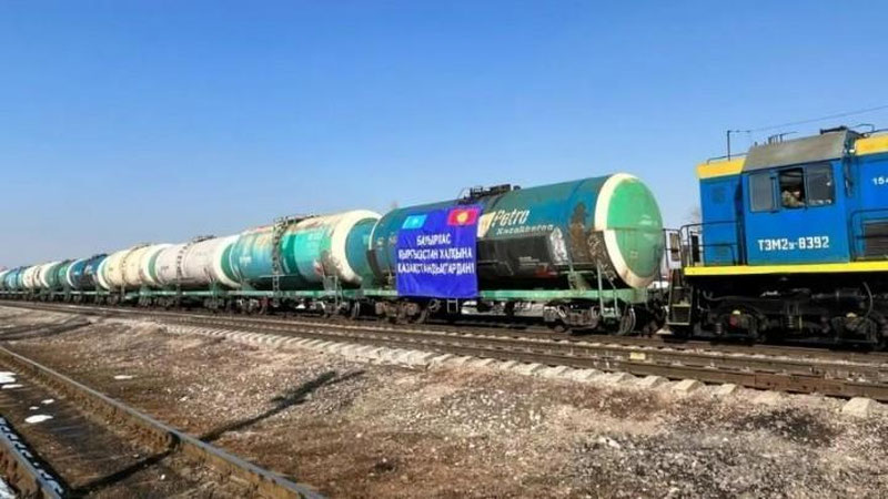 'Qozog`iston Qirg`izistonga 2000 tonna dizelni insonparvarlik yordami sifatida jo`natdi'ning rasmi