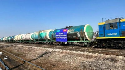 'Qozog`iston Qirg`izistonga 2000 tonna dizelni insonparvarlik yordami sifatida jo`natdi'ning rasmi