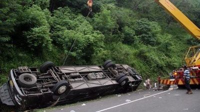 'Колумбияда мактаб автобуси пастликга қулаб тушди. Ҳалок бўлганлар бор'ning rasmi