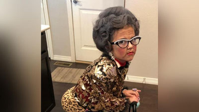 '6 yoshli qizaloq 100 yoshli badavlat xonim qiyofasida (foto)'ning rasmi