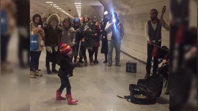 Изрображение 'В ТУРЦИИ МАЛЫШКА СМОГЛА ДИРИЖИРОВАТЬ ОРКЕСТРОМ (ВИДЕО)'