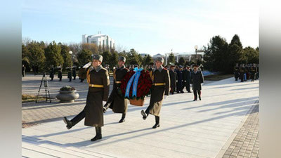 'Mustaqillik va ezgulik monumentiga gulchambarlar qo`yildi'ning rasmi