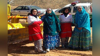 'Йўл азобидан қийналган эронлик аёллар ўзлари йўл қуришди'ning rasmi