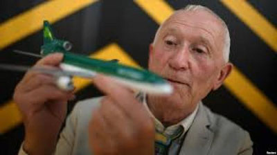 'Irlandiyalik 67 yoshli Mayk Kelli samolyot modellarini yig`adi'ning rasmi