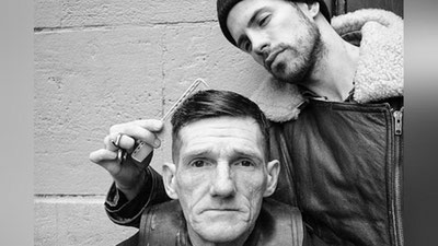 'Sartarosh boshpanasizlarni ko`chada tekinga soch-soqolini olib qo`yadi (Foto) 'ning rasmi