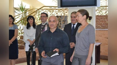 Изрображение 'БРИТАНСКИЙ ХУДОЖНИК ПРОВОДИТ МАСТЕР-КЛАССЫ В ТАШКЕНТЕ'