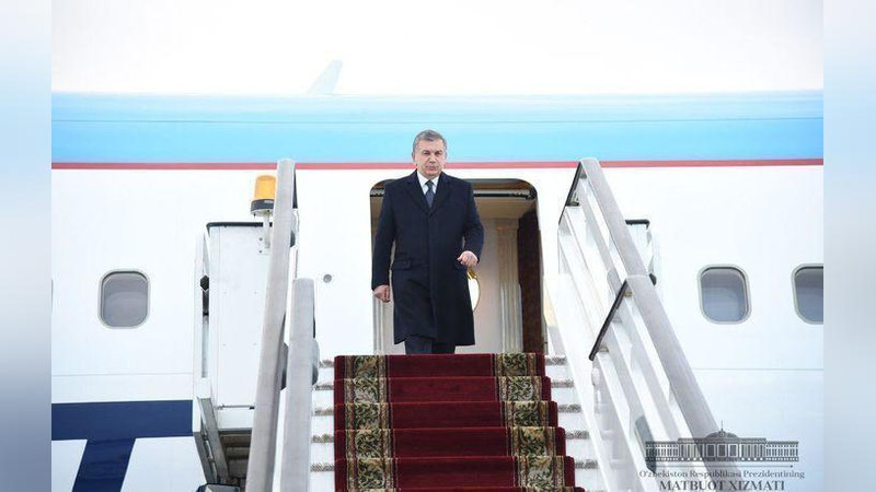 'Shavkat Mirziyoyev Sankt-Peterburg shahriga etib bordi'ning rasmi