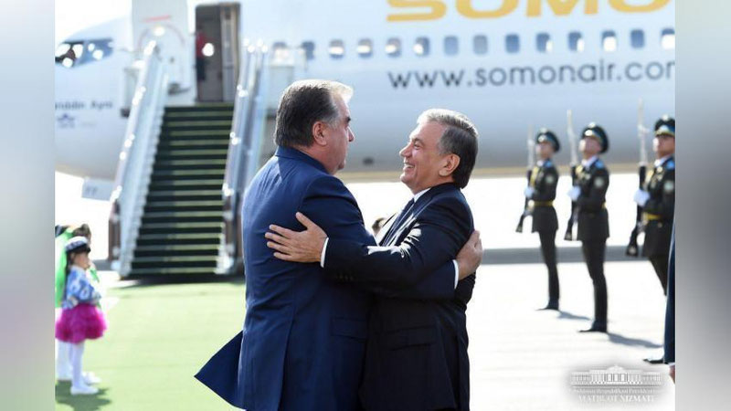 Изрображение 'ШАВКАТ МИРЗИЁЕВ ВСТРЕТИЛ ЭМОМАЛИ РАХМОНА В ТАШКЕНТСКОМ АЭРОПОРТУ (ФОТО)'