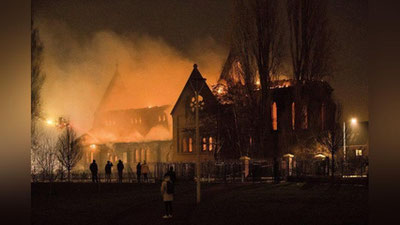 '​Britaniyada XIX asrda qurilgan tarixiy cherkov yonib ketdi (Foto)'ning rasmi