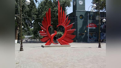 Изрображение 'ИНСТАЛЛЯЦИЯ "С КРЫЛЬЯМИ" НА БРОДВЕЕ ДЕМОНТИРУЕТСЯ'