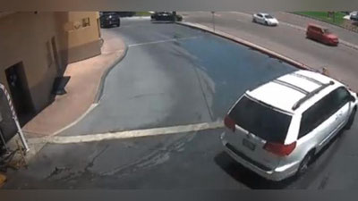 Изрображение 'ЖИТЕЛЬ США НАШЕЛ НОВЫЙ СПОСОБ ПОМЫТЬ МАШИНУ (ВИДЕО)'