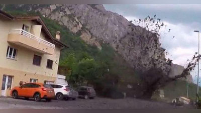 'Katta sel oqimi Shveysariyadagi shahar yo`llarini to`sib qo`ydi 'ning rasmi