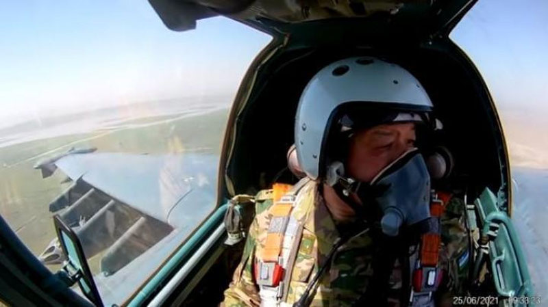 Изрображение 'Видео: Министр обороны Узбекистана наблюдает за учениями из кабины штурмовика'
