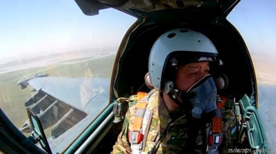 Изрображение 'Видео: Министр обороны Узбекистана наблюдает за учениями из кабины штурмовика'