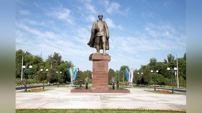 'Фоторепортаж: Ўзбек қаҳрамонининг ҳайкали ўзининг тарихий жойига ўрнатилди'ning rasmi