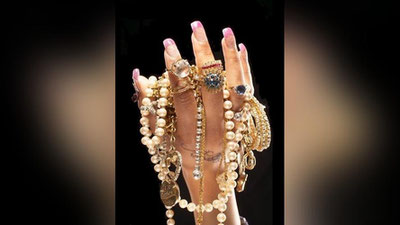 'Sirdaryolik ayol zargarlik do`konidagi taqinchoqlarni o`marib ketdi'ning rasmi