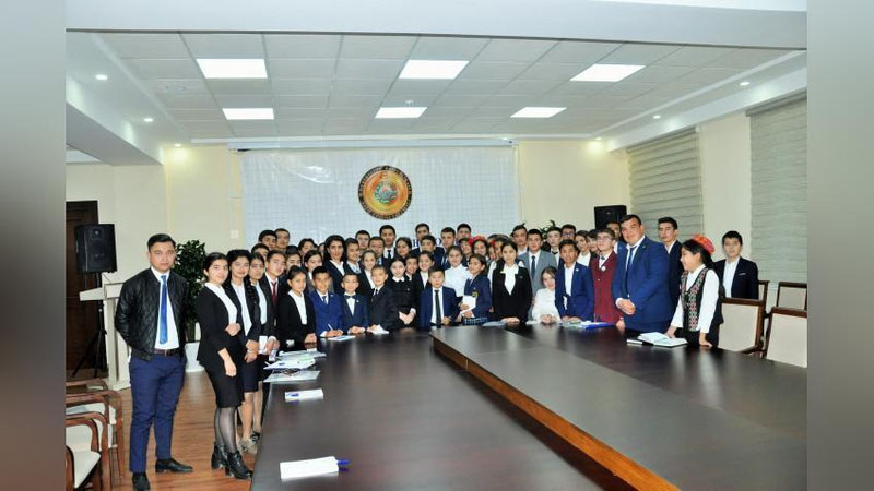 'O`zbekistonda ilk marotaba o`quvchi-yoshlarning takliflari asosida «Yo`l xaritasi» qabul qilindi'ning rasmi