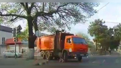 'Саккиз ёшли қизалоқ чиқинди ташийдиган автомобиль тагига кириб кетди (Видео)'ning rasmi