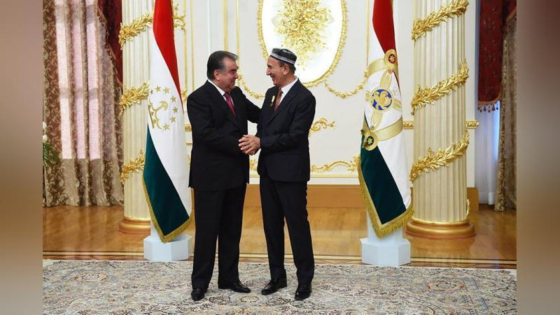 'Emomali Rahmon Sherali Jo`raevga Tojikiston xalq artisti unvonini berdi'ning rasmi