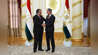 'Emomali Rahmon Sherali Jo`raevga Tojikiston xalq artisti unvonini berdi'ning rasmi