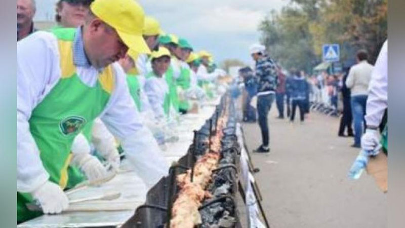 Изрображение 'В КАЗАХСТАНЕ ПРИГОТОВИЛИ САМЫЙ ДЛИННЫЙ ШАШЛЫК В МИРЕ (ВИДЕО)'