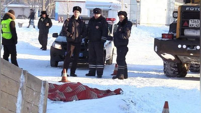 Изрображение 'В РОССИИ ШКОЛЬНИЦА СКАТИЛАСЬ С ГОРКИ И ПОПАЛА ПОД ТРАКТОР (ВИДЕО)'