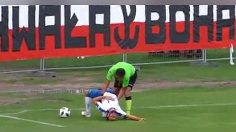 'Polshada sudya match paytida futbolchining hayotini saqlab qoldi (Video)'ning rasmi