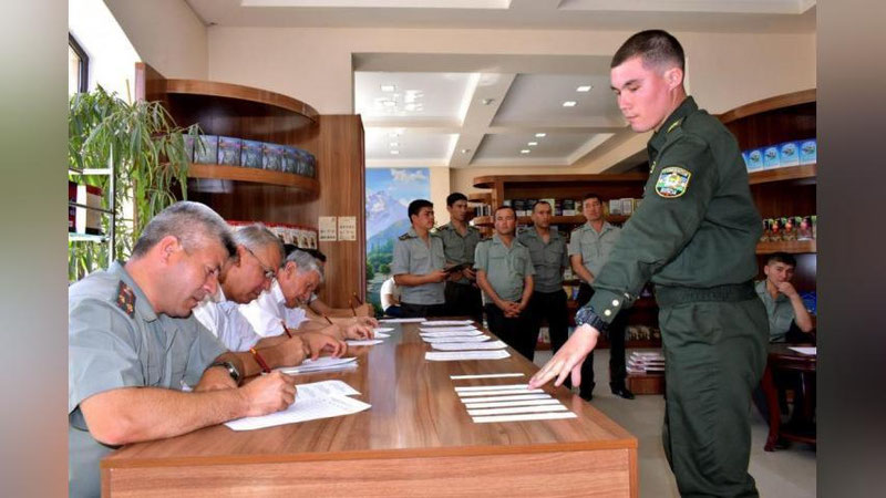 'Mudofaa vazirligida “Eng yaxshi yosh kitobxon” tanlovining okrug bosqichi o`tkazildi'ning rasmi