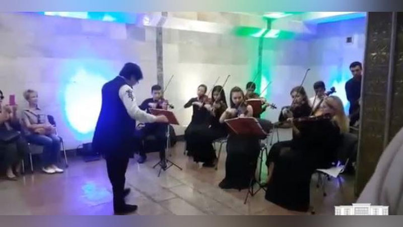 Изрображение 'В ташкентском метро танцуют, играют музыку и пишут картины (видео)'