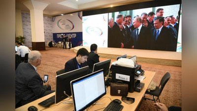 'Jurnalistlar tashrif tafsilotlarini onlayn kuzatmoqda'ning rasmi