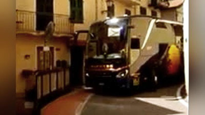 'Ҳайдовчи автобусни тор кўчада моҳирона бошқарди (Видео)'ning rasmi