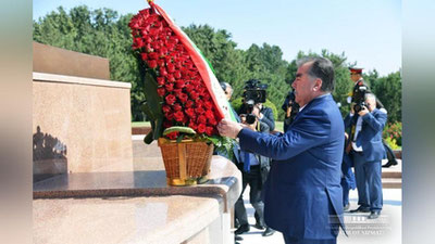 'Tojikiston Prezidenti Mustaqillik va ezgulik monumenti poyiga gul qo`ydi 'ning rasmi
