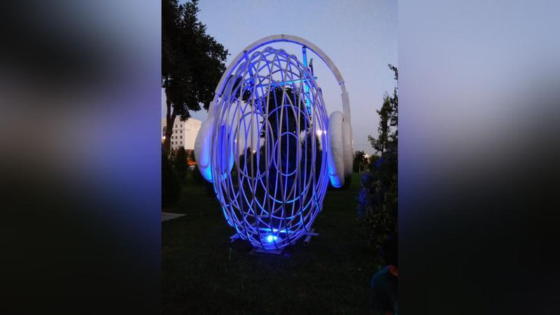 Изрображение 'НА ПЛОЩАДИ "ХАДРА" ЗАМЕТИЛИ НАУШНИКИ "ДЛЯ ГУЛЛИВЕРА" (ФОТО)'