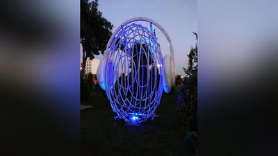 Изрображение 'НА ПЛОЩАДИ "ХАДРА" ЗАМЕТИЛИ НАУШНИКИ "ДЛЯ ГУЛЛИВЕРА" (ФОТО)'