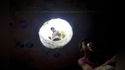 '62 ёшли эр-хотин 22 йилдан буён канализацияда истиқомат қилиб келмоқда'ning rasmi